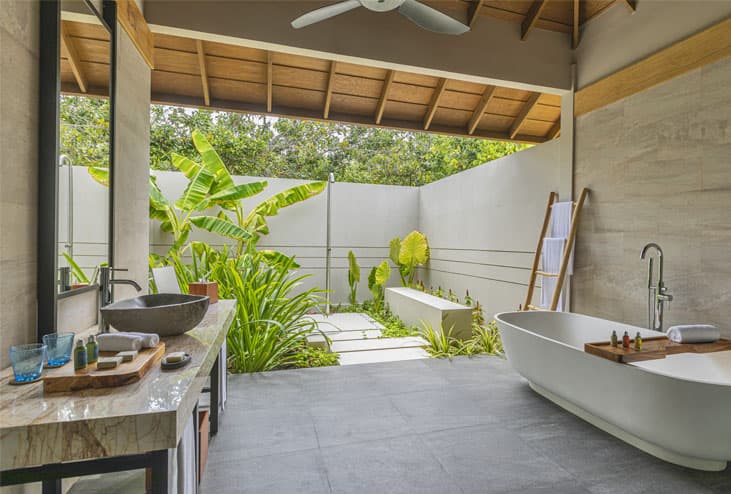 Kaafu Atoll'de resort adasi ve sahil gorunumu