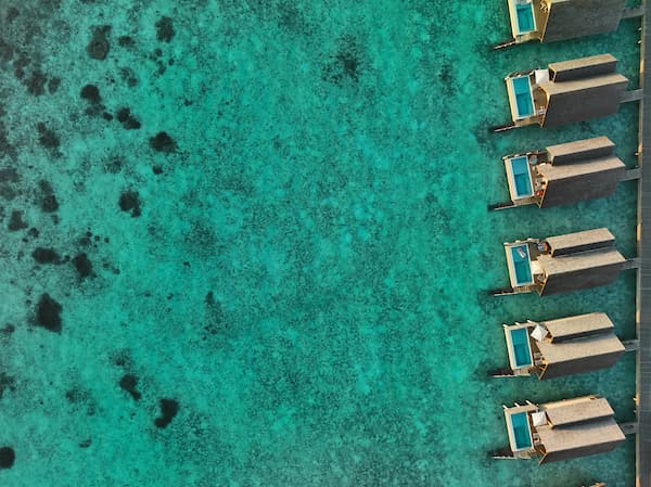 Maldivler rehberi icin turkuaz lagun ve resort adasi