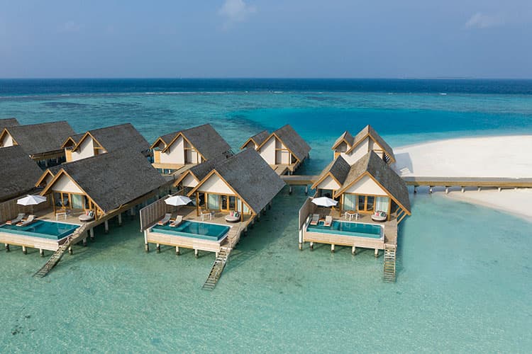 Maldivler gün batımında havuzlu water villa