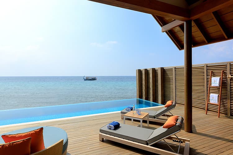 Laamu Atoll'de tropikal lagun ve su villalari