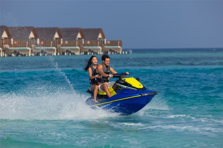 Turkiye'den Maldivler'e ulasim sonrasi resort iskelesi