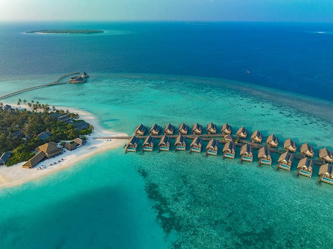 Alifu Alifu Atoll'de water villa ve berrak lagun