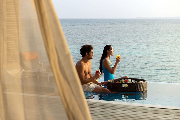 Alifu Dhaalu Atoll'de lagun uzerinde villa gorunumu