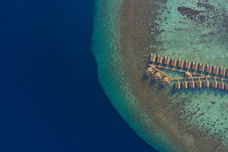 Vaavu Atoll'de turkuaz lagun ve su villalari