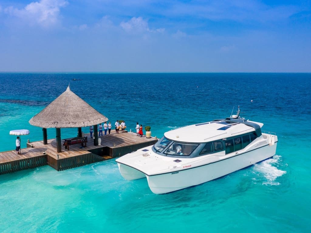 Maldivler lagununda speedboat ile resort transferi