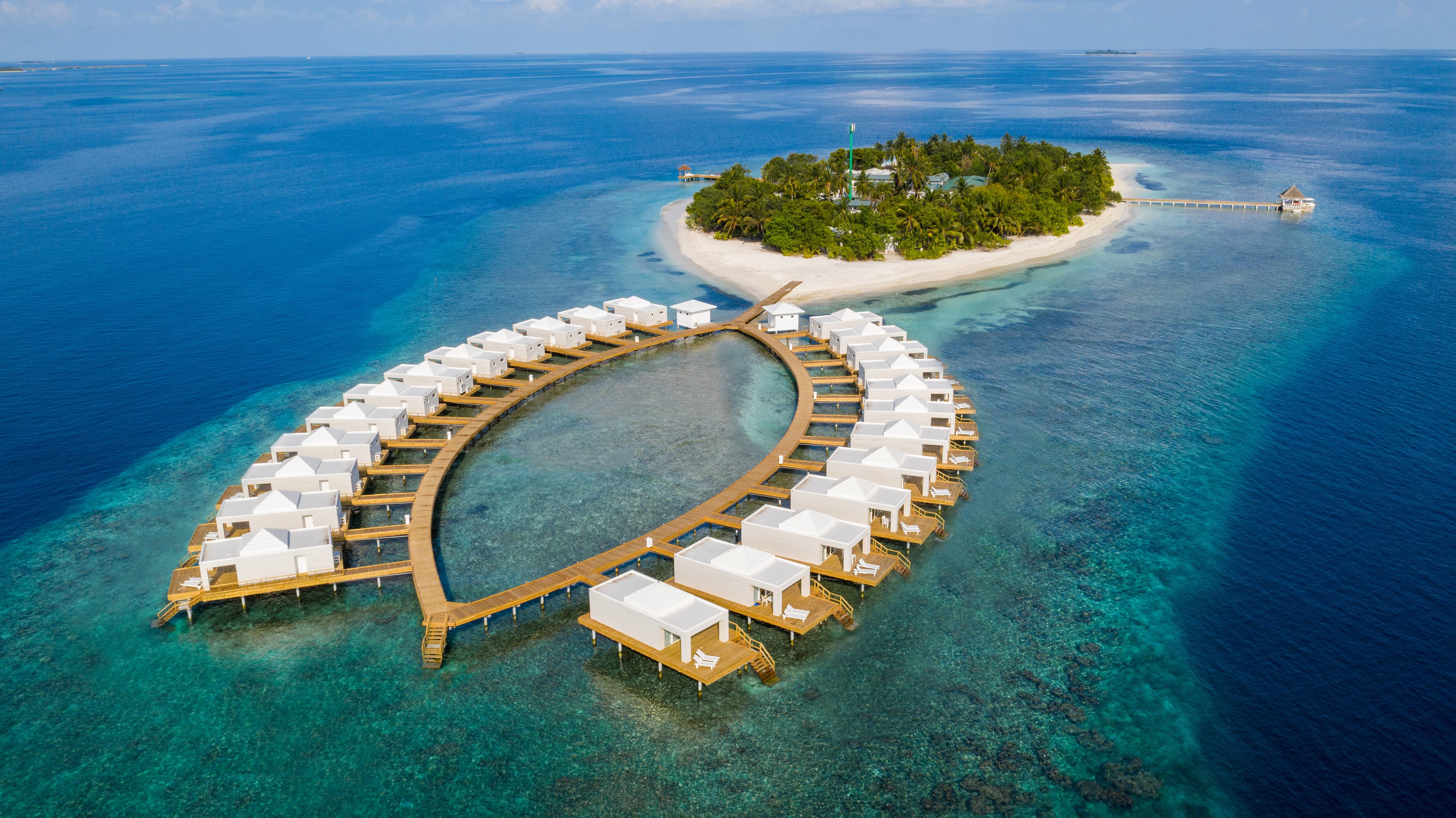 Sandies Bathala Maldives ada ve sahil görünümü